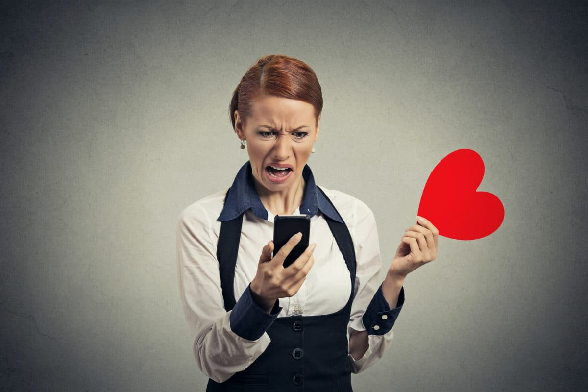 how to identify an online dating scammer - 5 tips